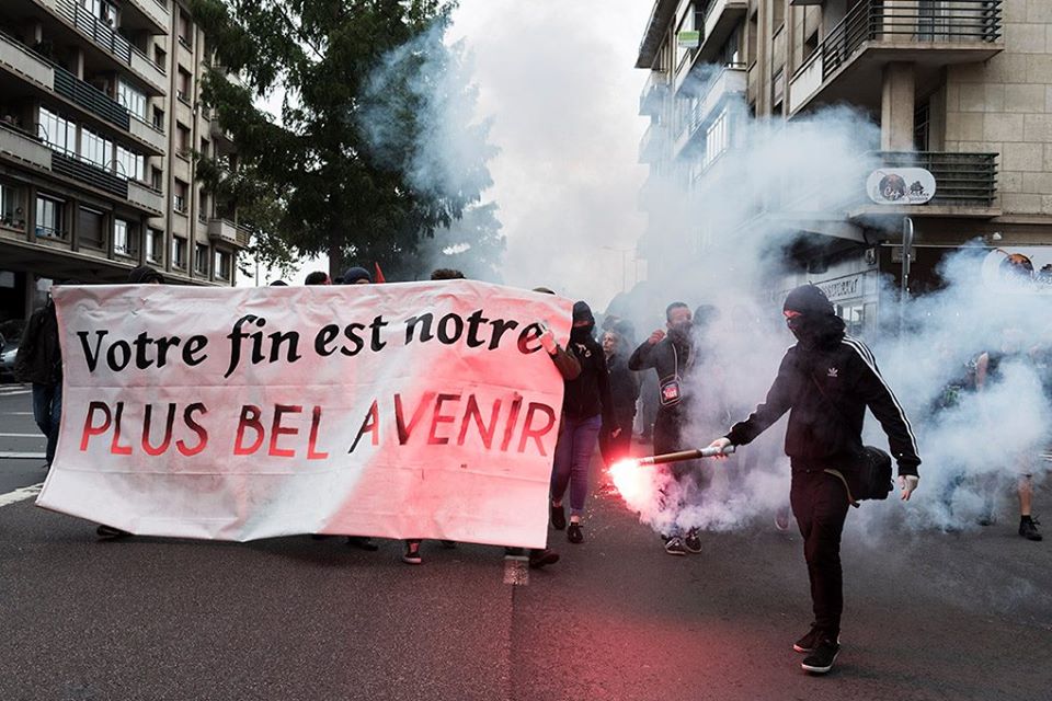 Sous les pavés la rage ! un grand film avec des milliers d'acteurs non professionnels et pas de figurants