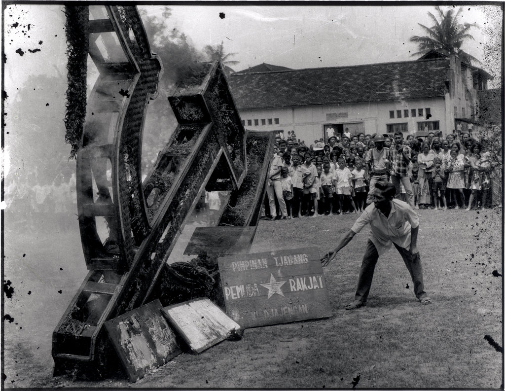 New York Times : Anti-Communist purges, spurred by symbolic acts like the burning of a hammer and sickle, killed at least 500,000 people in Indonesia from 1965 to 1966. CreditW. Sutarto/Foto Antara, via Lontar Foundation