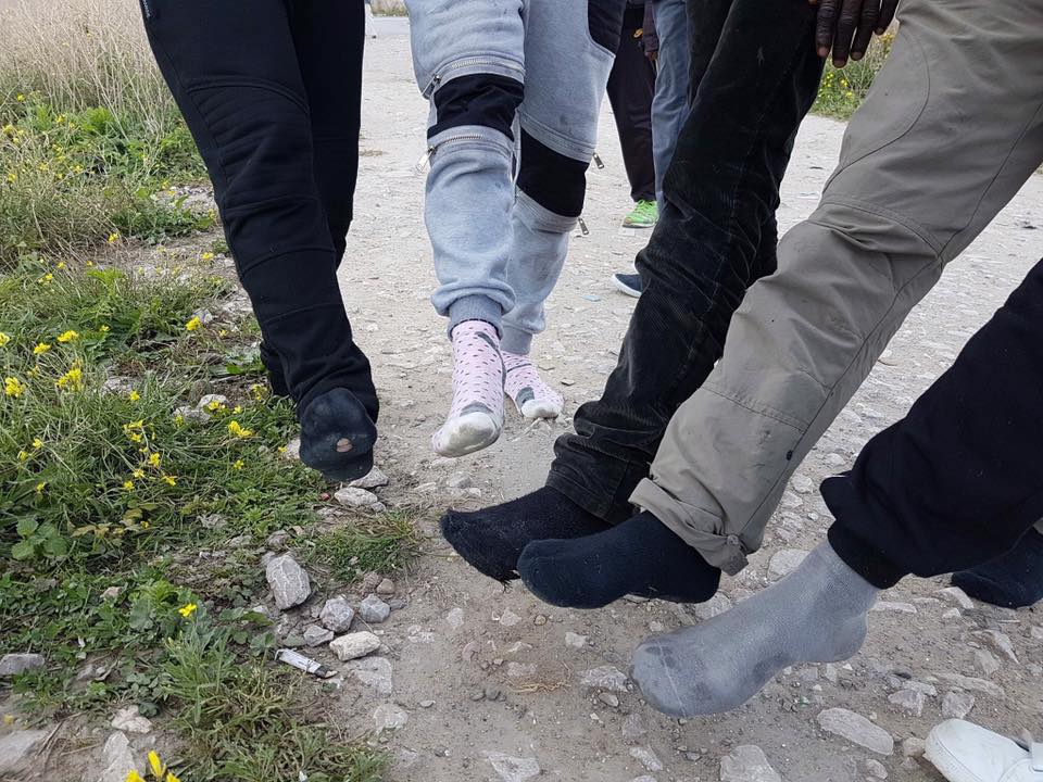 La police française accusée de "confisquer" leurs chaussures aux migrants de Calais