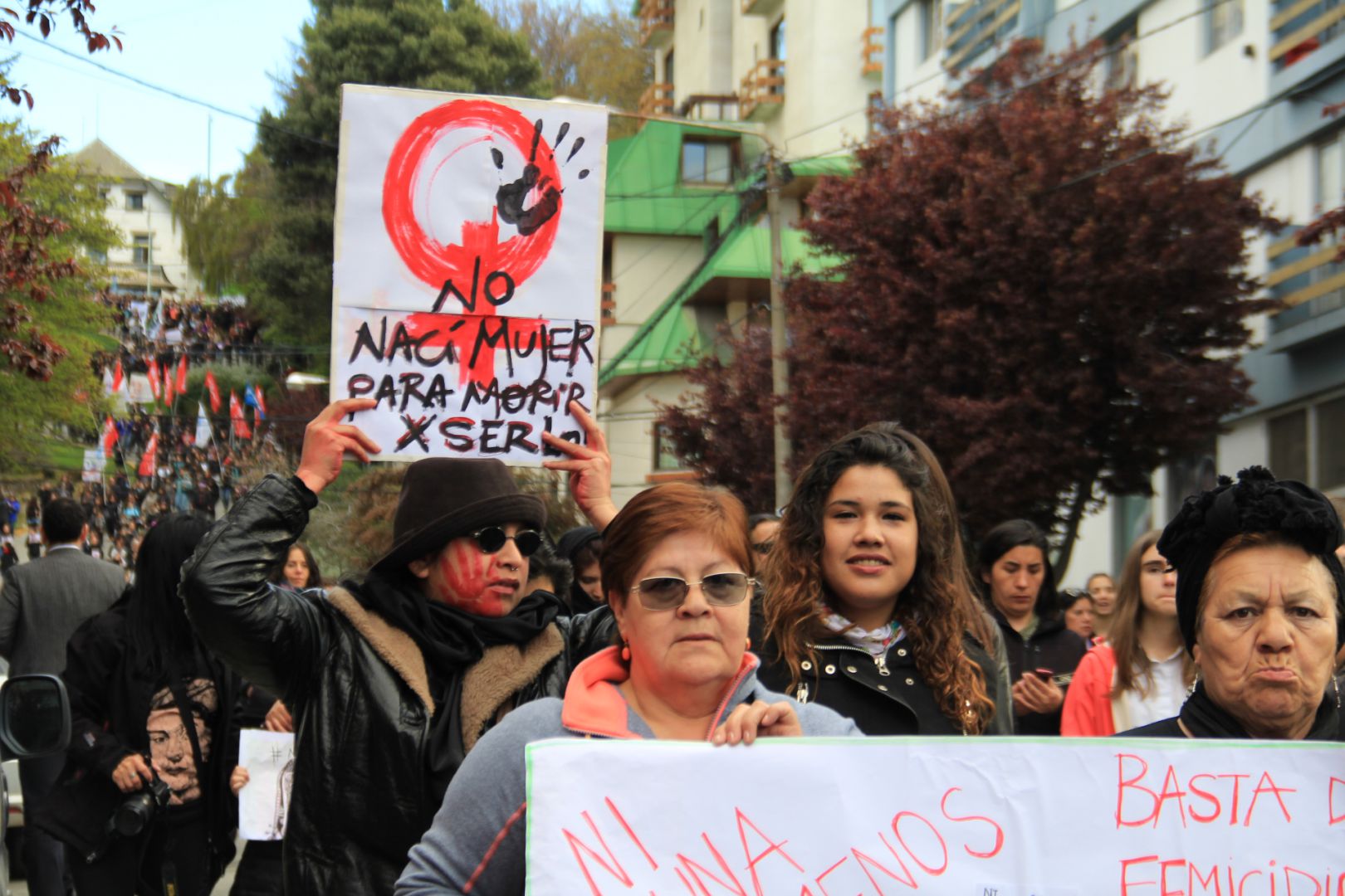 Sur la pancarte : "Je ne suis pas née femme pour mourir d'en être une"