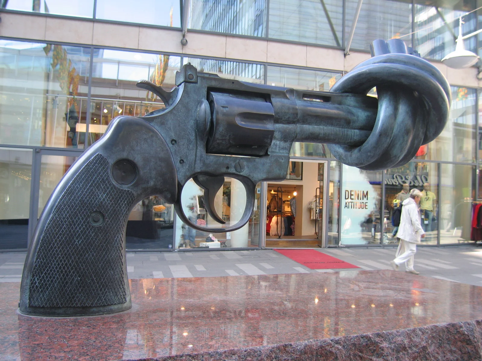 Le « Revolver noué », « Knotted Gun » de Carl Frederik Reuterswärd