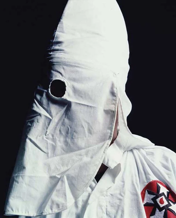 A la MEP, Serrano flashe aussi sur le Klu Klux-Klan 