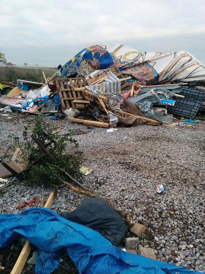 L’École Laïque du Chemin des Dunes, détruite parce que des mineurs s’y abritaient pendant la destruction du bidonville. Photo : Le Réveil Voyageur. 