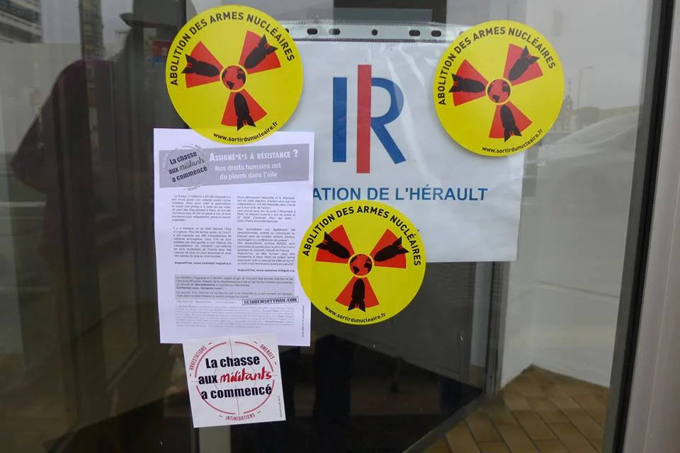  "Coller des autocollants est violent", d'après un procureur qui réclame 1000 euros d'amende contre des pacifistes anti-nucléaires