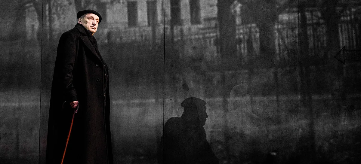 Hitler sur la Place des Héros, Bernhard à la Colline 