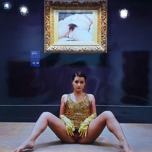 Devant "L'origine du monde", à Orsay.