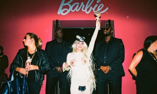 Devant l'exposition Barbie, aux Arts Décoratifs.