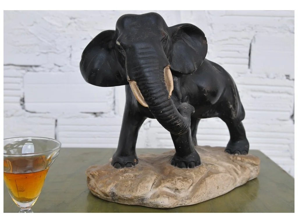 Un éléphant en forme de colifichet, par Claro