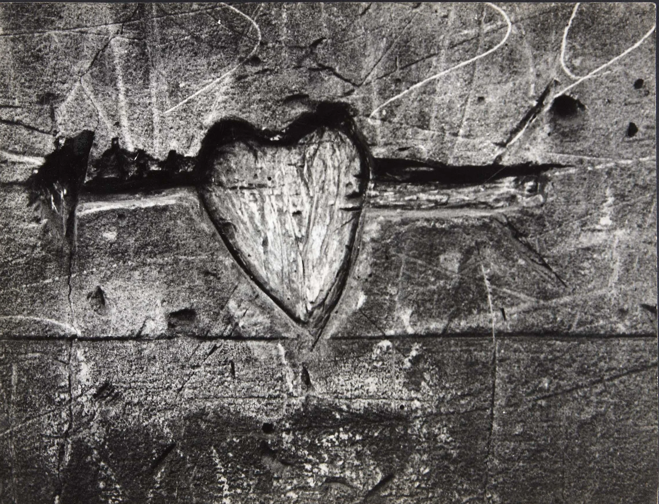 Brassaï aimait aussi les graffiti, la preuve à Beaubourg… 