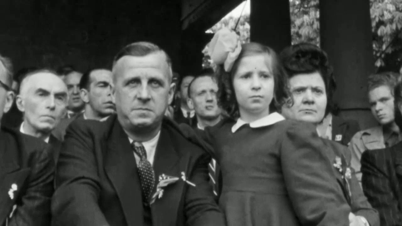 Ambroise Croizat et sa fille. Ministre du travail et membre du Parti Communiste Français, l'inventeur de la Sécurité Sociale a été le bienfaiteur, et le reste jusqu'à aujourd'hui, des travailleurs, des salariés, des chômeurs et des plus pauvres, qui…