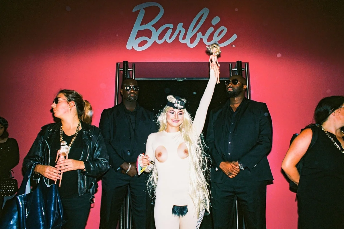 Jugée pour "nudité dans un lieu public à Paris", Deborah de Robertis est relaxée par le tribunal 