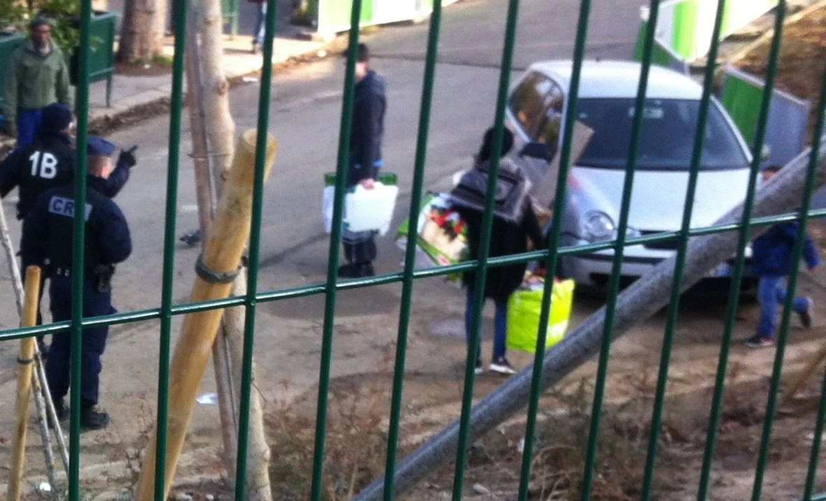 Pour la première fois les voisins solidaires qui s'organisent pour assurer une présence vitale 7jours sur 7 auprès des réfugiés laissés à la rue se font évacuer par la police. Dans les jours prochains, il semblerait que nous ayons peut-être le droit…