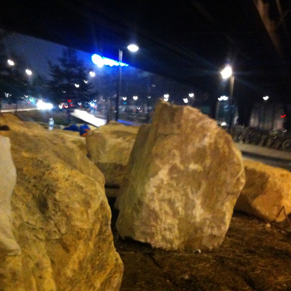 Beurk ! Ils ont mis des pierres pour empêcher les hommes de s'allonger pour dormir. Voilà ce qu'ils ont fait, aujourd'hui ce midi. Là, sous le pont, là où ils pouvaient un peu s'abriter des intempéries. Voilà ce qu'ils ont fait aujourd'hui 10 févrie…