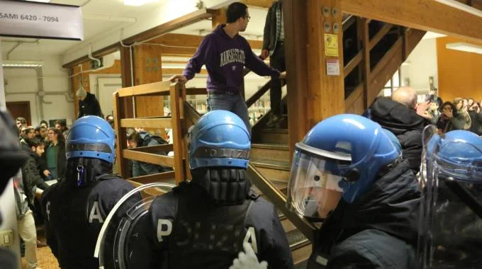 Quand la police italienne attaque la bibliothèque d'une université, par Serge Quadruppani