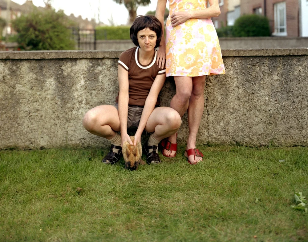 Trish Morrissey bricole des artefacts historiques pseudo-réels en famille