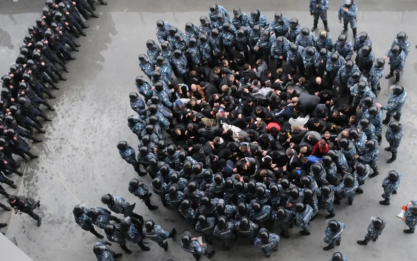 De quoi la "nasse" policière est-elle la métaphore ?