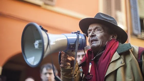 "Soyez plus subversifs et moins timides", le vieil autonome italien Oreste Scalzone ne lâche rien et risque la prison