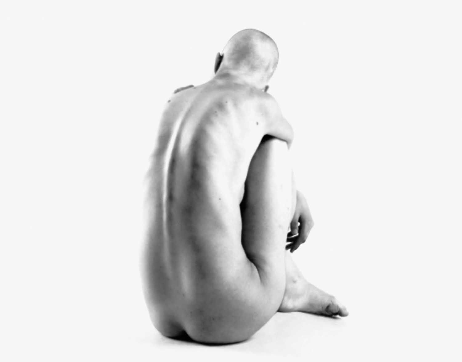 Ashley Oubré, jeune artiste autodidacte hyperréaliste de Washington, utilise dans son travail de la poudre de graphite et de l'encre de Chine, en couches, afin de créer une référence aux photographies réalistes. Ses portraits, souvent nus et isolés,…