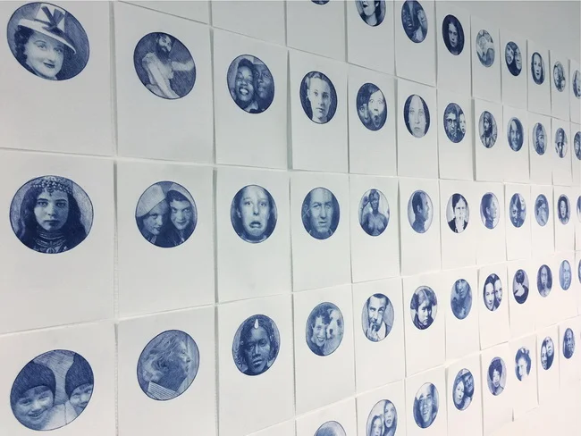 POPY-LOLY DE MONTEYSSON, Portraits d'identités, 2016. L’œuvre de Popy-Loly de Monteysson exposée sur le salon est une installation murale composée de 110 dessins réalisés au stylo bille bleu et intitulée Portraits d’identités. Réalisée sur une année…