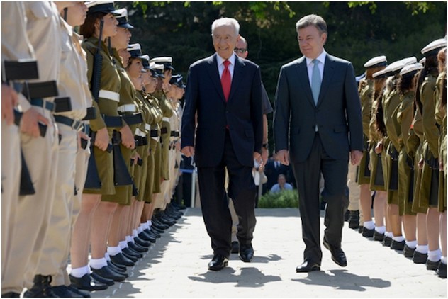 Juan Manuel Santos, en compagnie du président israélien Shimon Peres, criminel de guerre et Prix Nobel de la Paix, à Jérusalem, le 10 juin 2013. À cette occasion a été signé un traité de libre-échange entre les deux pays.