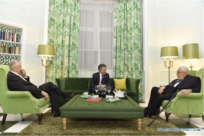 À Oslo, après avoir reçu le Nobel de la Paix, Juan Manuel Santos s’est réuni avec deux des pires criminels de guerre du monde contemporain : à sa droiteZbigniew Brzezinski et à sa gaucheHenry Kissinger (également Nobel de la Paix en 1973)