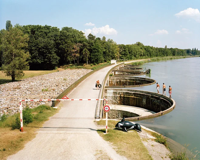 Bertrand Stofleth, Série Rhodanie # 22, Décines-Charpieu, canal de Jonage, déversoir d’Herbens, chemin de halage, 2009 Tirage pigmentaire papier baryté Hanemüle, contrecollé sur dibond — 90 × 110 cm Courtesy of the artist