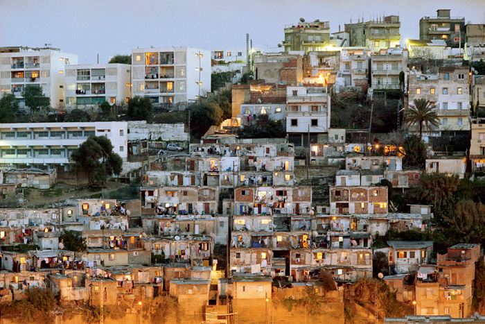 Karim Kal , Cités d'Urgence , Alger, 2006 Série de 5 photographies, tirage jet d'encre, contre-collage dibond, 90 x 120 cm