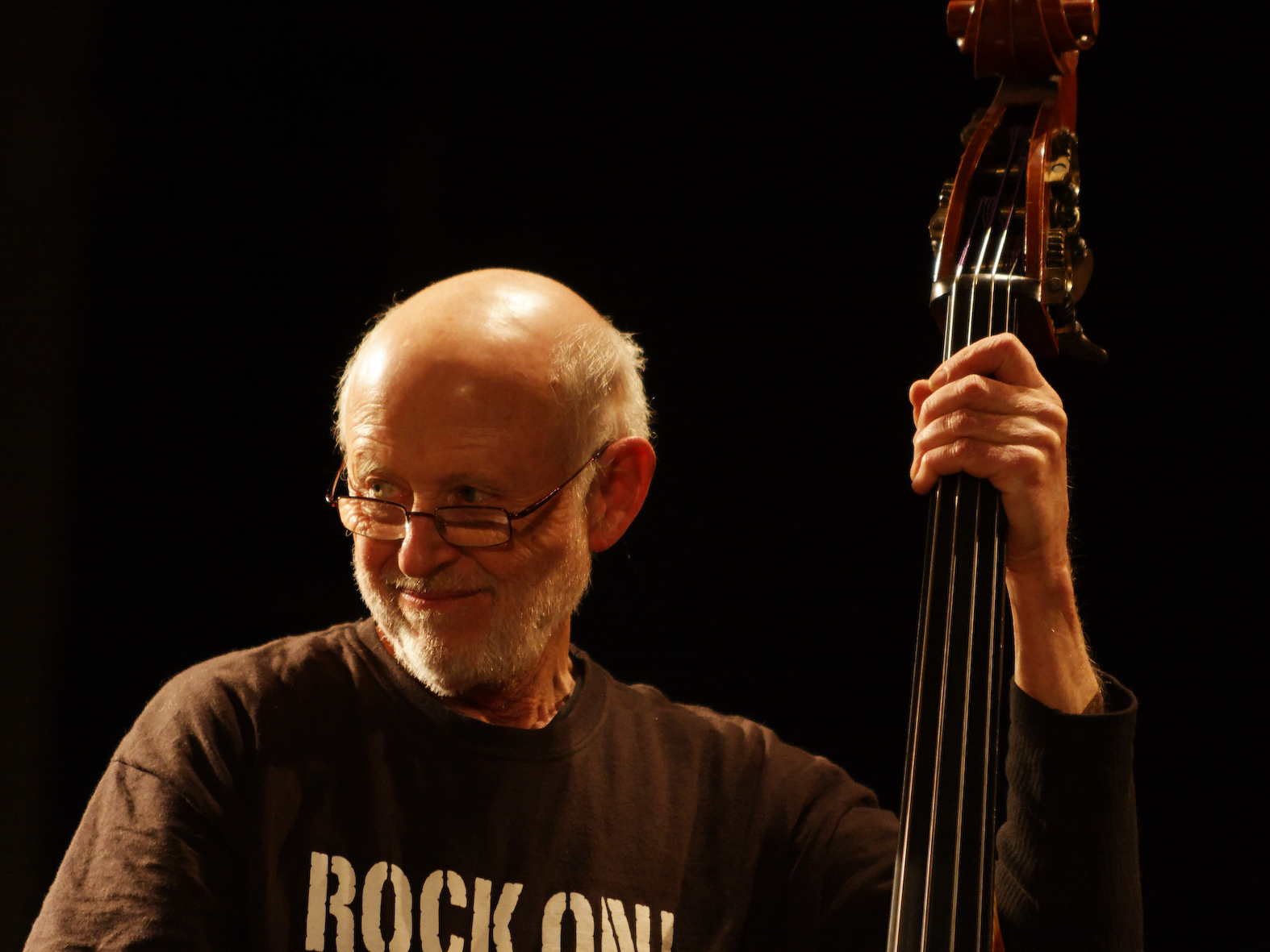 Barre Phillips n'a plus rien à prouver, mais le fait toujours bien 