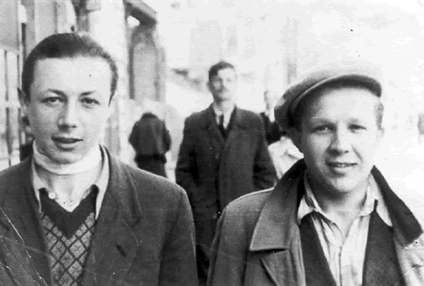 Membres de la résistance juive dans une rue du côté aryen de Varsovie pendant la guerre (Simcha Rotem- Kazik Rathajzer est sur la gauche,&nbsp;Siewierski Stefan à droite, et Yitzhak Zuckerman en arrière-plan.