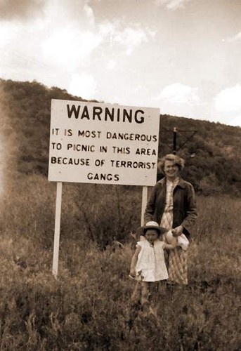 "Attention ! Il est très dangereux de pique-niquer dans cette zone à cause des bandes terroristes"Photo extraite d'un album de photo familial de colons britanniques, Kenya 1954, au bord de la Vallée du Rift.