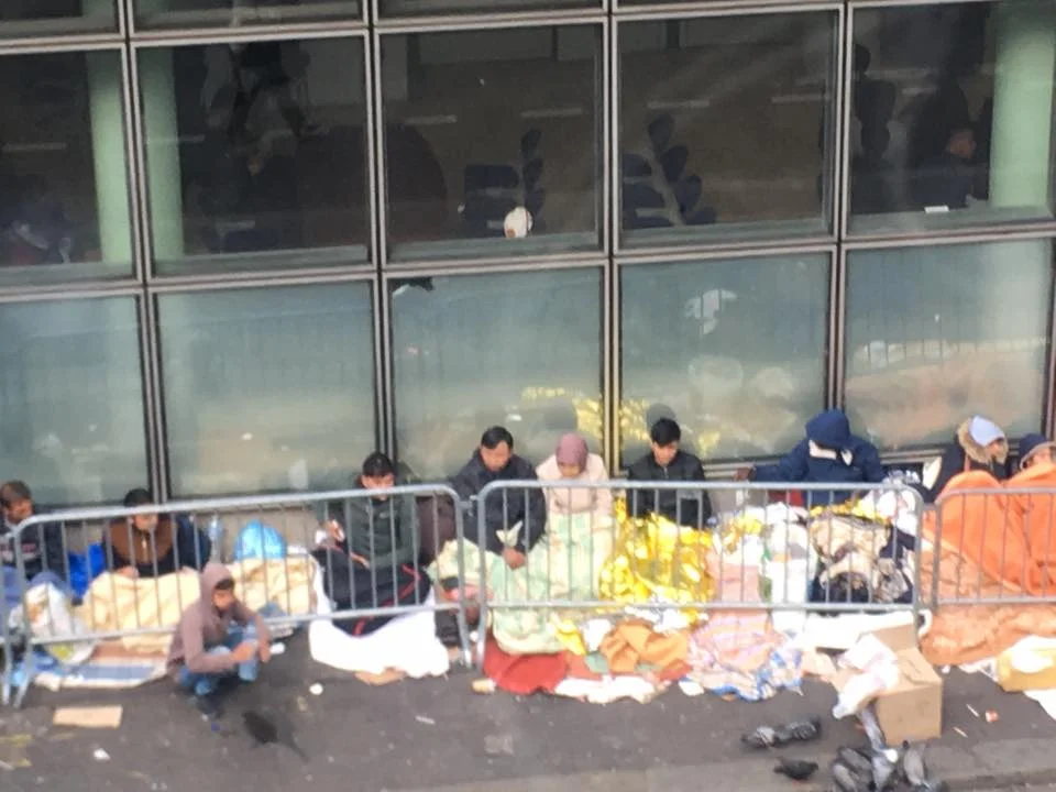 Ftda (France terre d'asile)&nbsp;ne change pas ses conditions d'accueil.&nbsp;Ni pour les mineurs dans les hôtels pourris, ni devant ses locaux (Photo prise ce matin 26 avril )