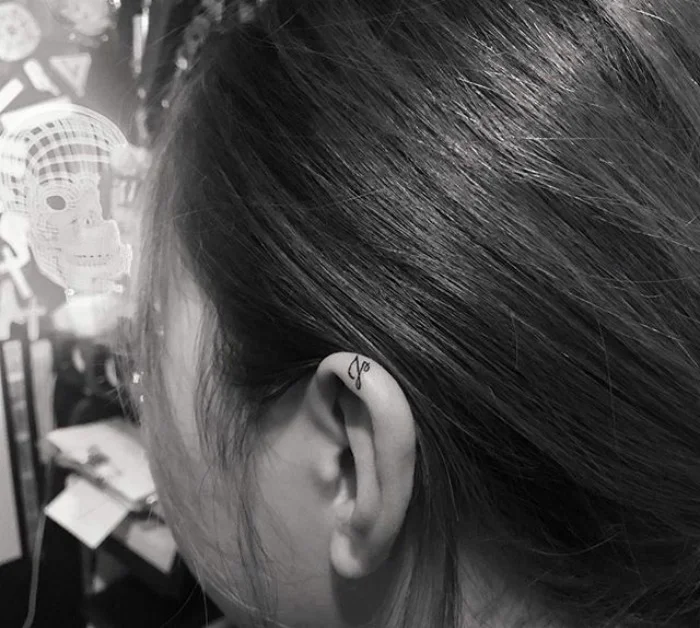 Laisse le tatouage te parler sur l'oreille