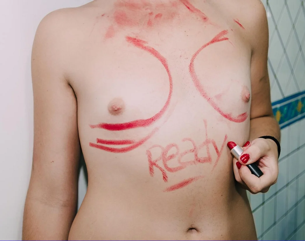 Photo Francesca De Chirico . La très jeune (22 ans) photographe italienne a suivi Nicole en 2016 pour réaliser son Portrait of a Gender, portrait d'un Genre , une série sur la transexualité.