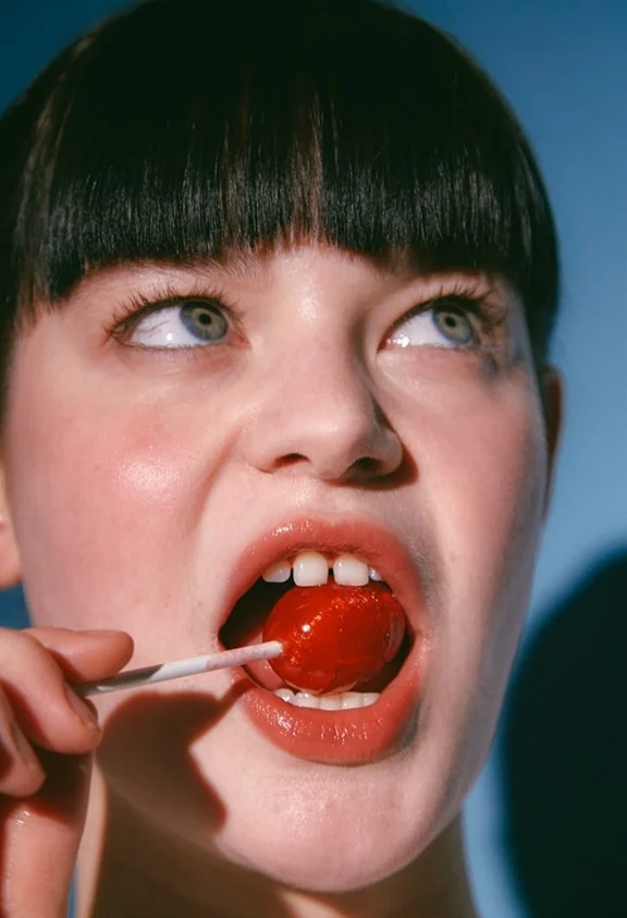 Joshua Woods&nbsp;- une célébration du "tooth gap" (que l'on appelle en français, par une belle inspiration, les dents du bonheur)