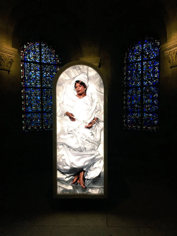 Les mères de l’exil s’affichent en reines de France à la Basilique de Saint-Denis