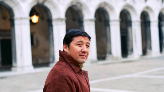 Wang Hui est professeur au département de langue et littérature chinoises à l’université Tsinghua à Pékin. En 1989, il a participé aux manifestations de la place Tian’anmen et a suite à cela été exilé en camp de rééducation dans la province du Shaanxi. Par ses critiques des politiques gouvernementales, il a émergé comme une des voix majeures de la Nouvelle Gauche chinoise. Wang a été désigné comme l’un des 100 intellectuels les plus importants par Foreign Policy en 2008. Il a reçu en 2013 le prix Luca Pacioli.