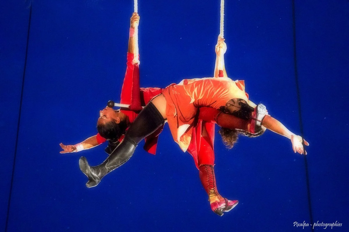 Deux femmes en Émoi au Cirque Electrique