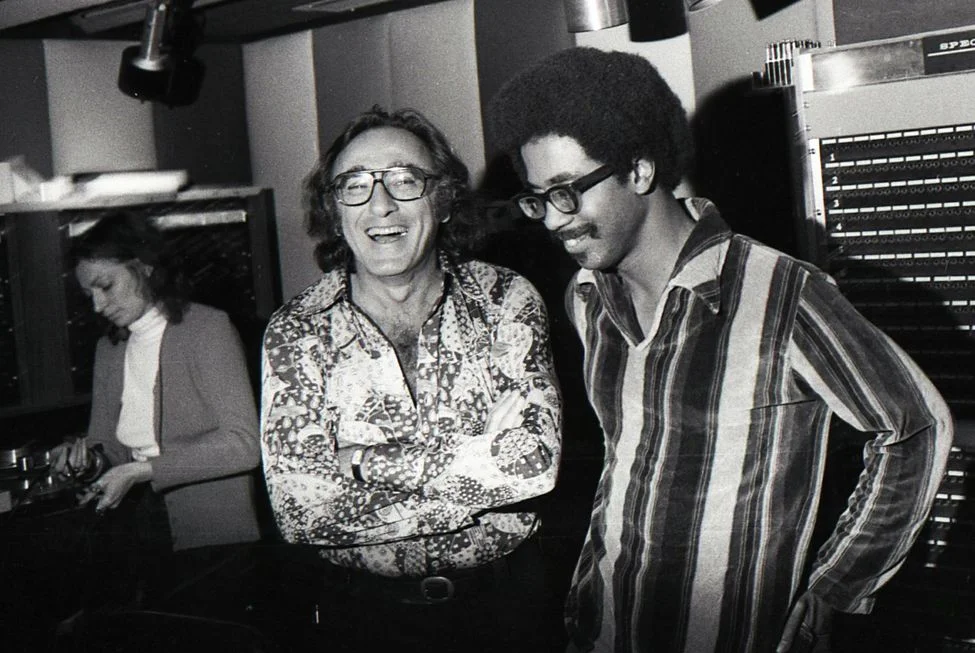 Bob Shad (chemise à fleurs) avec Reggie Moore (chemise rayée)
