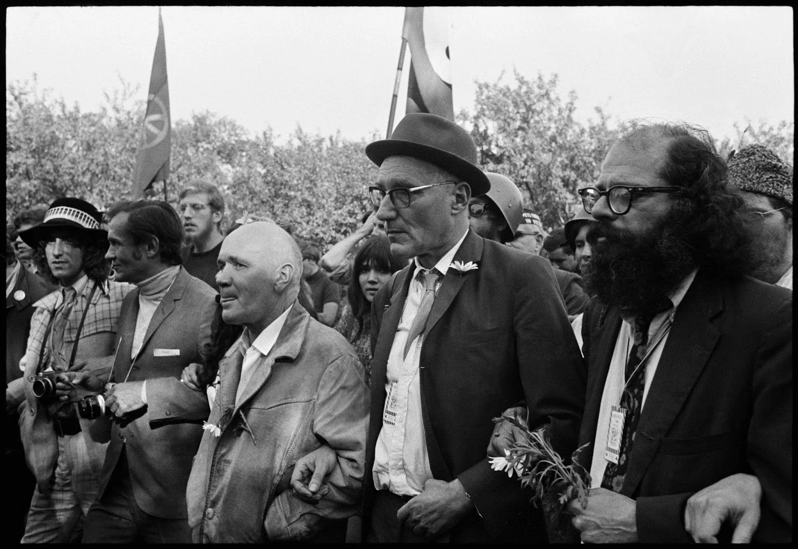 Jean Genet, William Burroughs et Allen Ginsberg dans une marche de soutien aux Black Panthers à Chicago en 1968