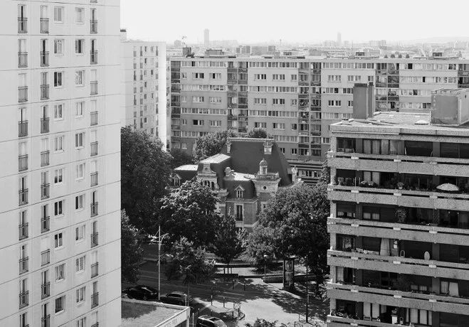 Une maison de pierre dans une métropole utilisant tout type d’éclairage