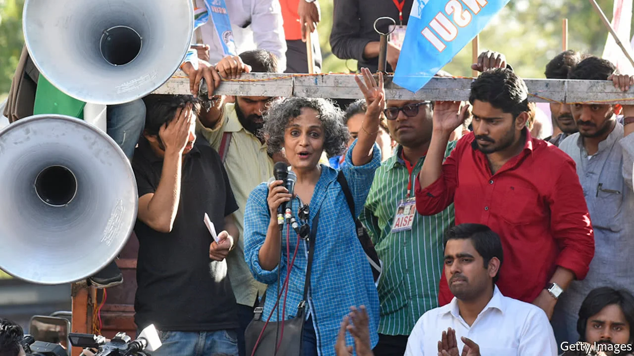 Réimaginer un monde au-delà du capitalisme et du communisme, par Arundhati Roy