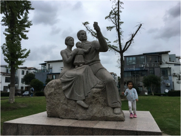 Shanghai est une statue de granit, par Eric Schulthess