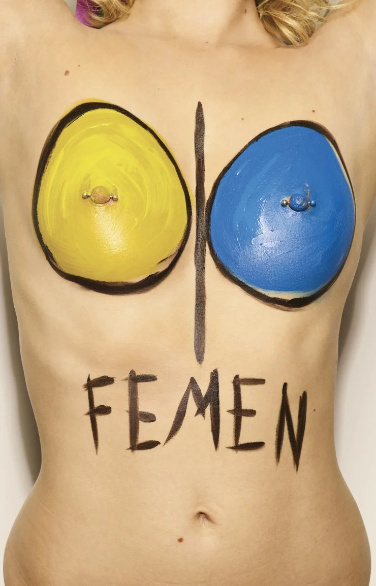 Avec Bettina Rheims, les FEMEN chez Xippas : Naked War !