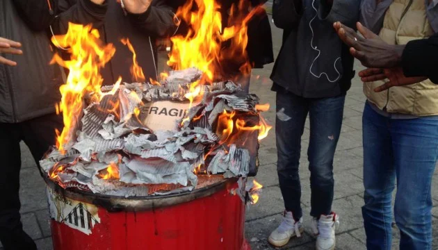 Des migrants Avenue du Président-Wilson, devant le camp de fortune à Saint-Denis en région parisienne - 2016 (Agathe Nadimi)