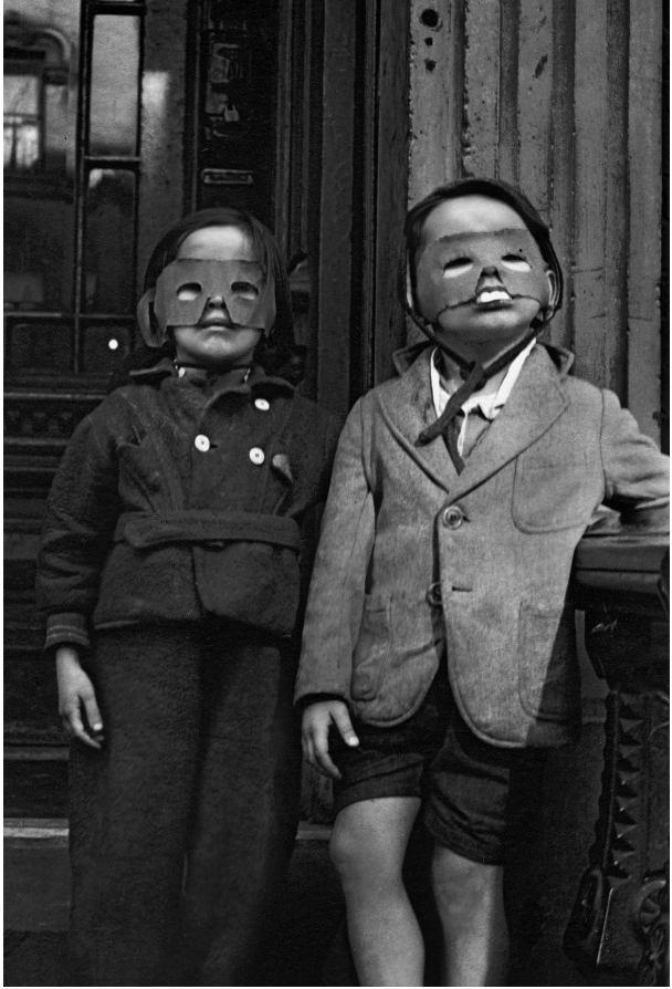 "One, Two, Three, More" par Helen Levitt, publié par powerHouse Books. Helen Levitt © Film Documents LLC. Ce livre rassemble les premières photos d'Helen Levitt, prises dans le New York des années 40, et pour la plupart restées jusqu'à présent inédi…