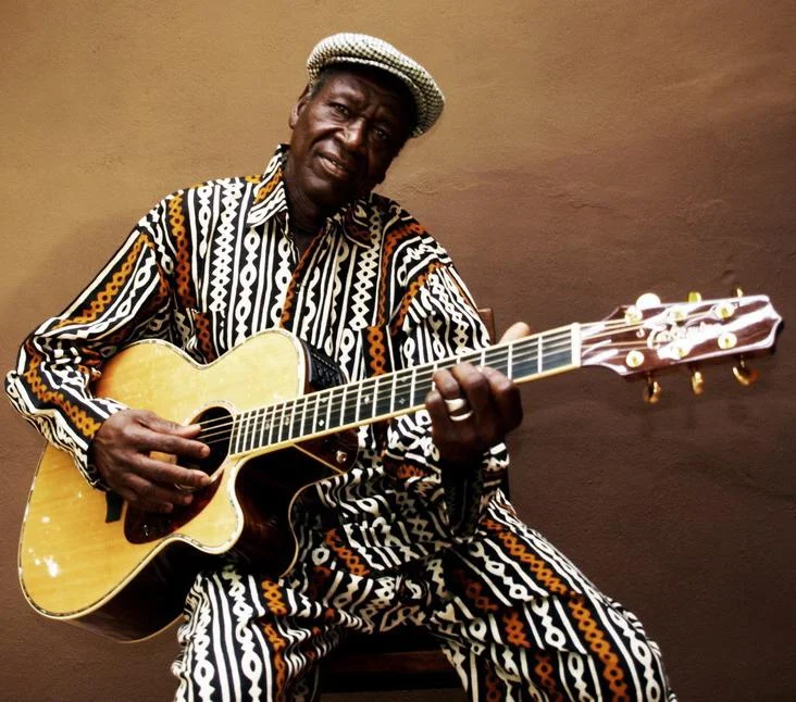 Boubacar Traoré envoie le blues malien avec des musiciens américains sur Dounia Tabolo 