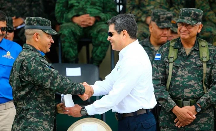 Juan Orlando Hernández, alias JOH, avec ses gorilles
