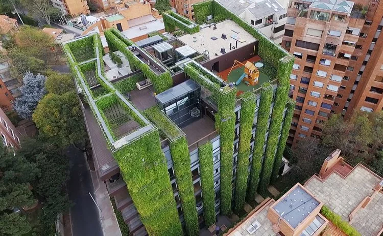Vert comme le ciel de Bogota, l'edificio Santalaia 