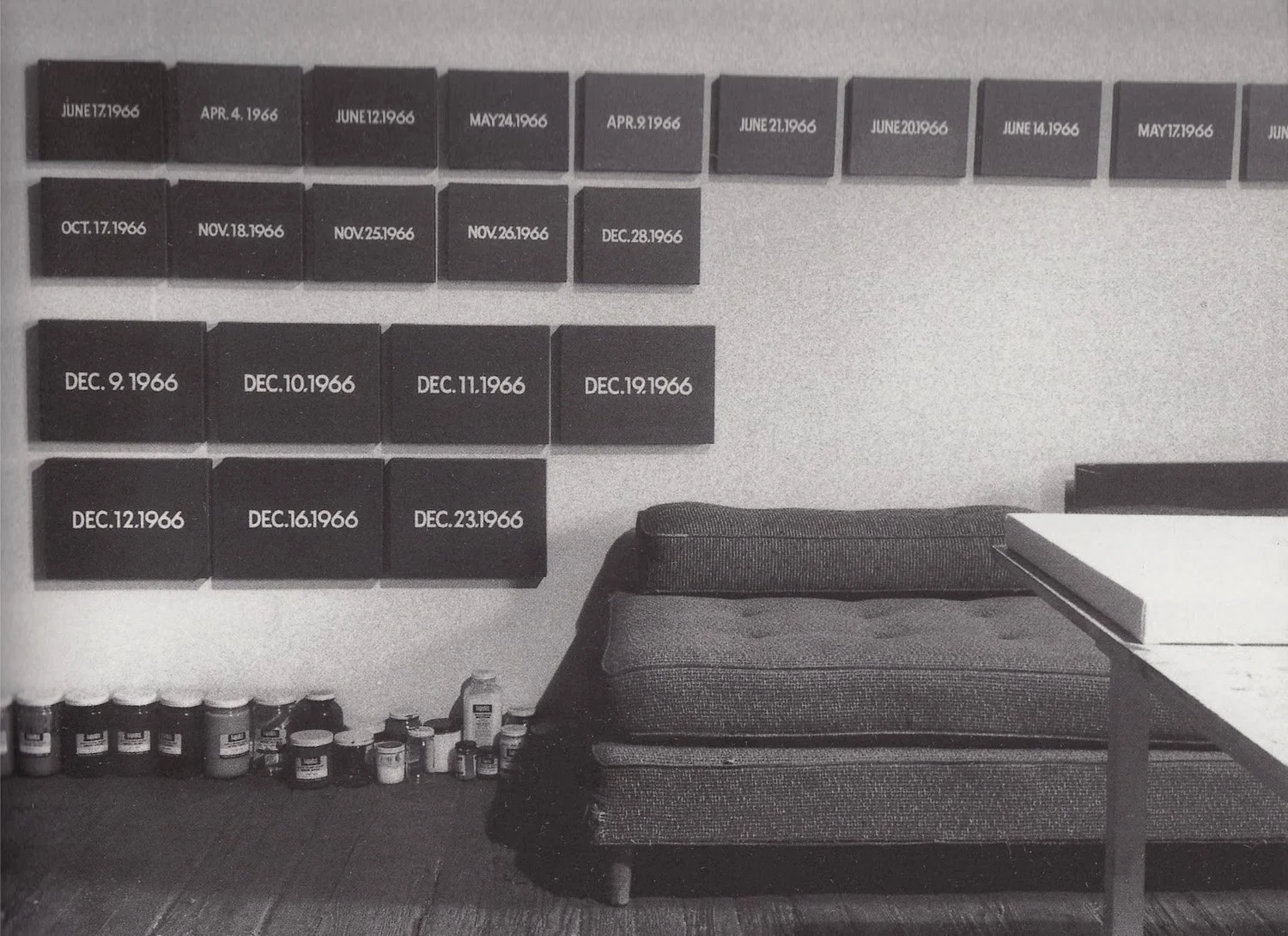 On Kawara : quand un artiste crée son quotidien avec les "date paintings"