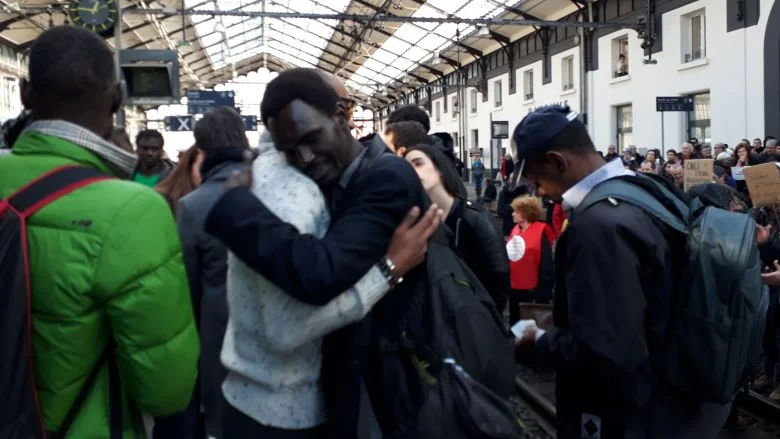Ce mardi 19 décembre, entre 350 et 400 personnes se sont réunies à la gare de Bayonne pour militer contre le départ de 21 migrants. Ceux-ci ont pris le train pour Pau, avant d'être renvoyés en Italie.
